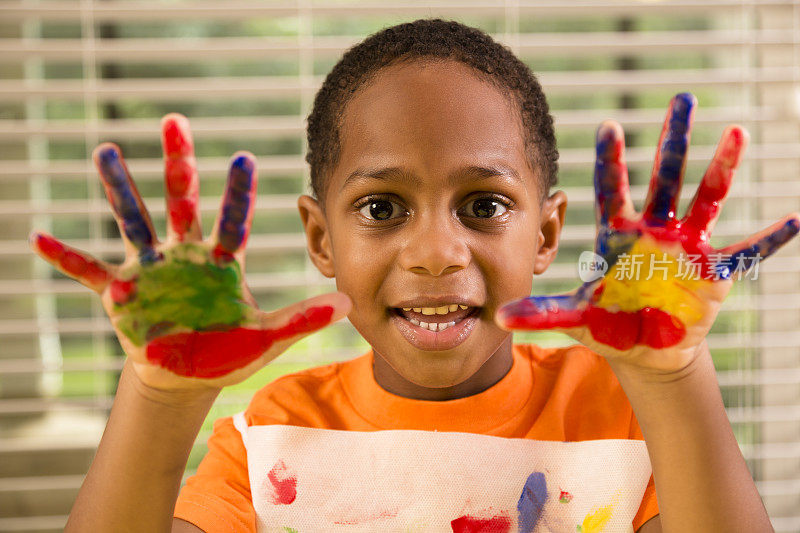 回到学校:美术课上小男孩手指画。