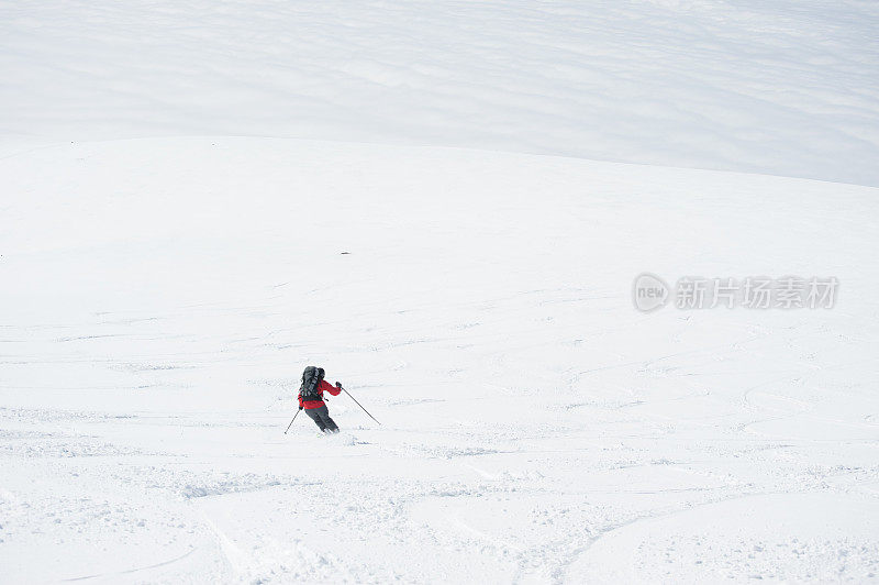 滑雪走下坡路