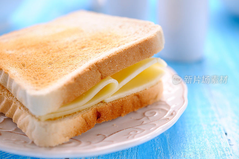 简单的奶酪烤面包三明治