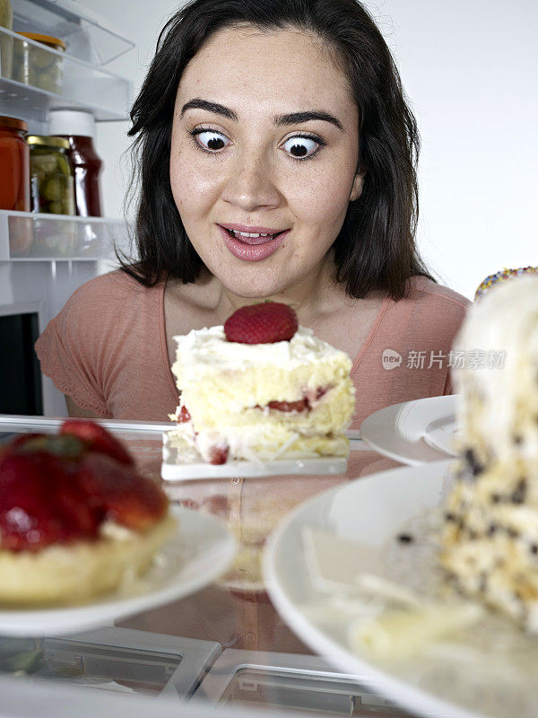 看蛋糕的女人