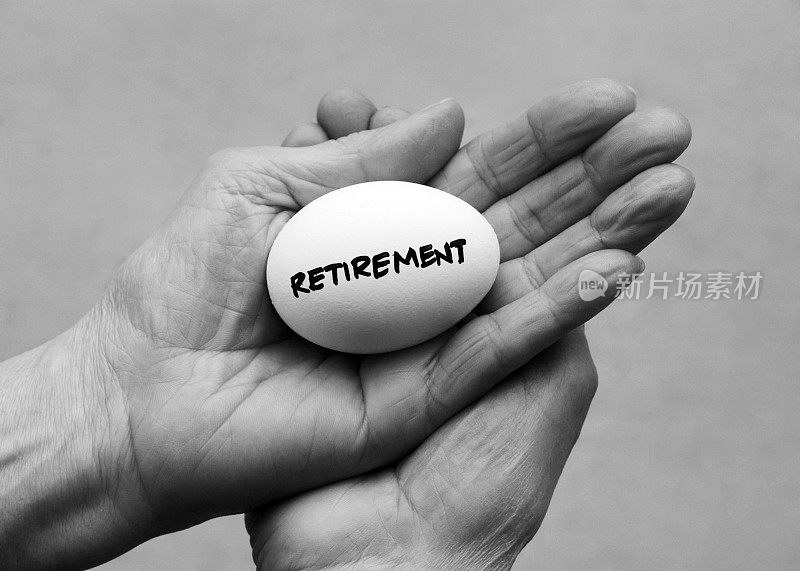 一个女人拿着一个鸡蛋，显示退休是多么脆弱