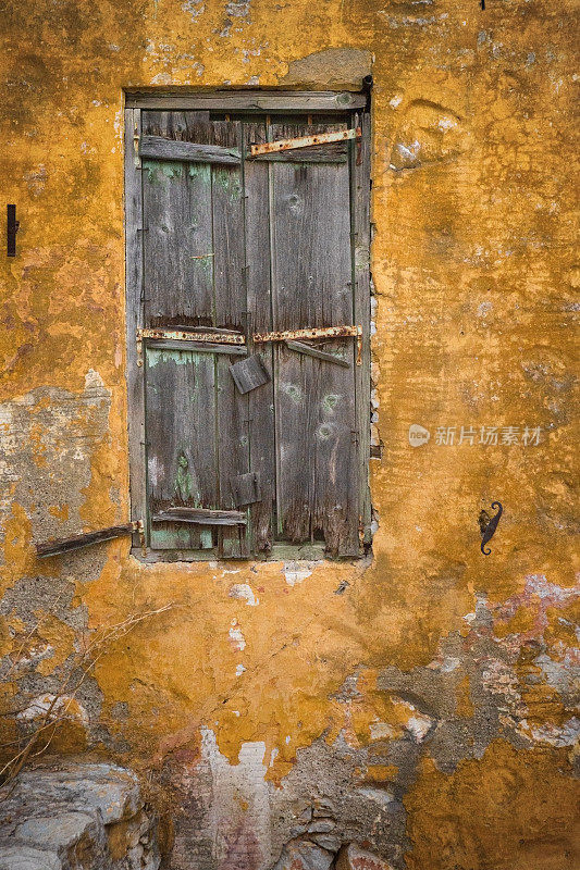 希腊西米城一座废弃房屋的腐朽窗户