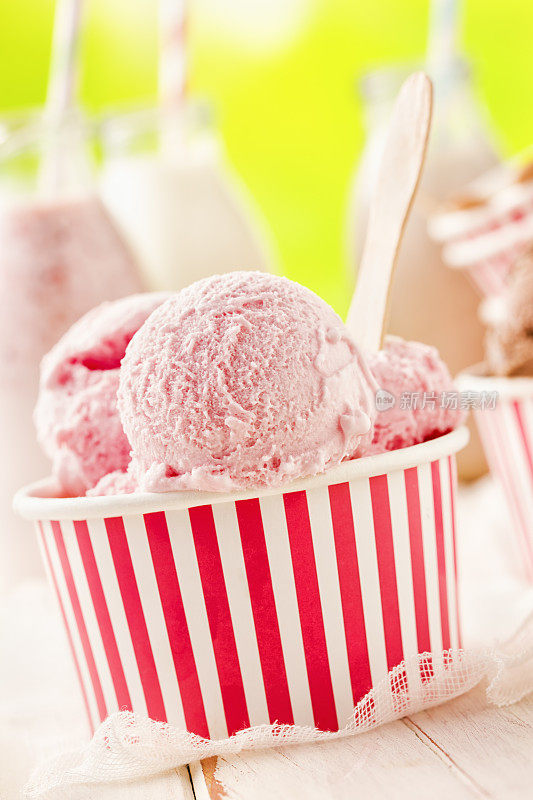 纸杯草莓冰淇淋