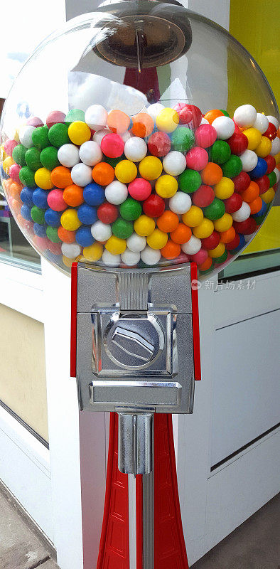 红色自动贩卖机里的彩色口香糖球