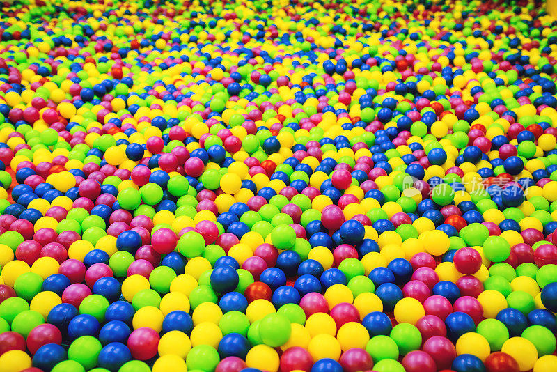 儿童活动用的彩色塑料球