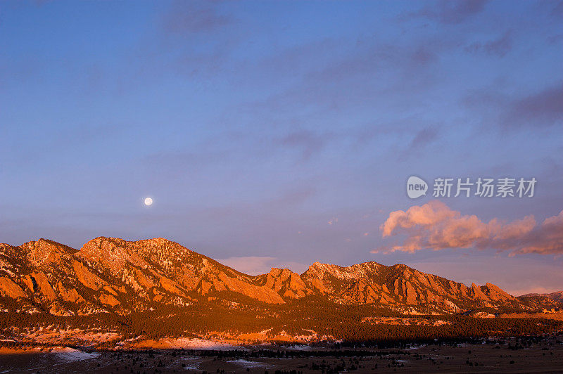 满月时分的平顶峰