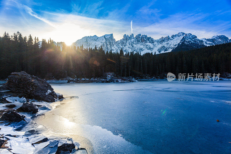 意大利Dolomites的Carezza冰冻山湖上的日出