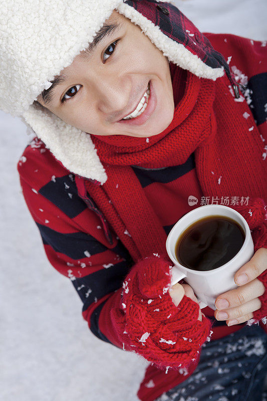圣诞微笑的男人喝着黑咖啡