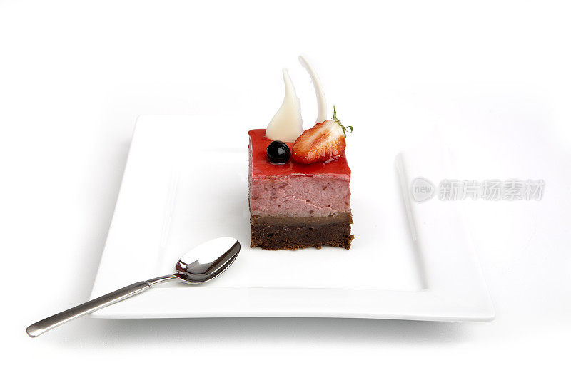 白盘子上的草莓蛋糕