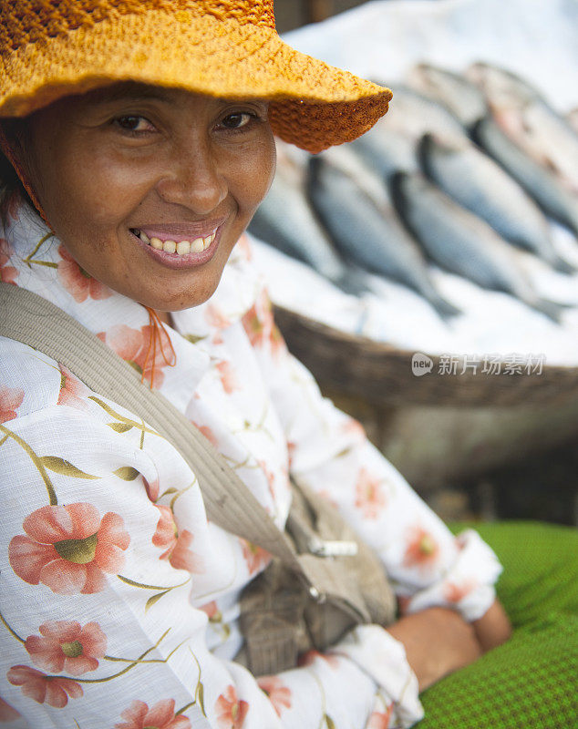 柬埔寨鱼市小贩