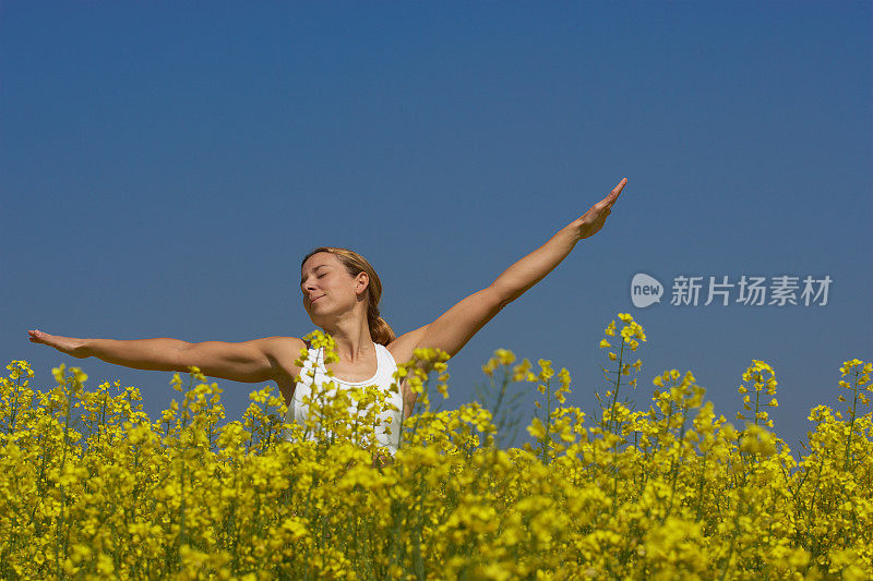 油菜地里的快乐女人