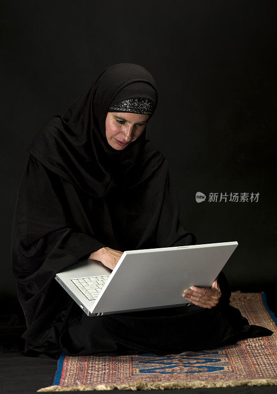 中东妇女使用她的笔记本电脑