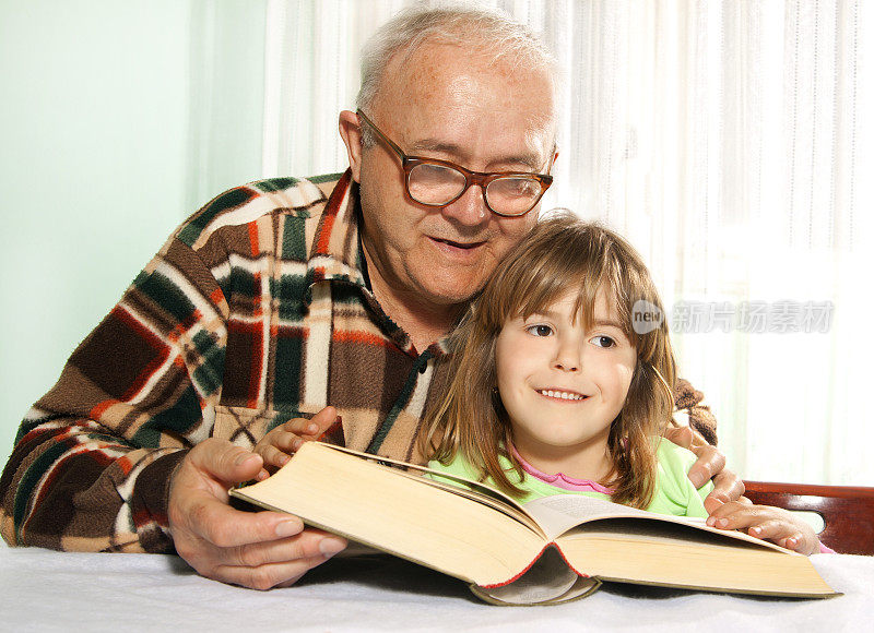 爷爷正在看书