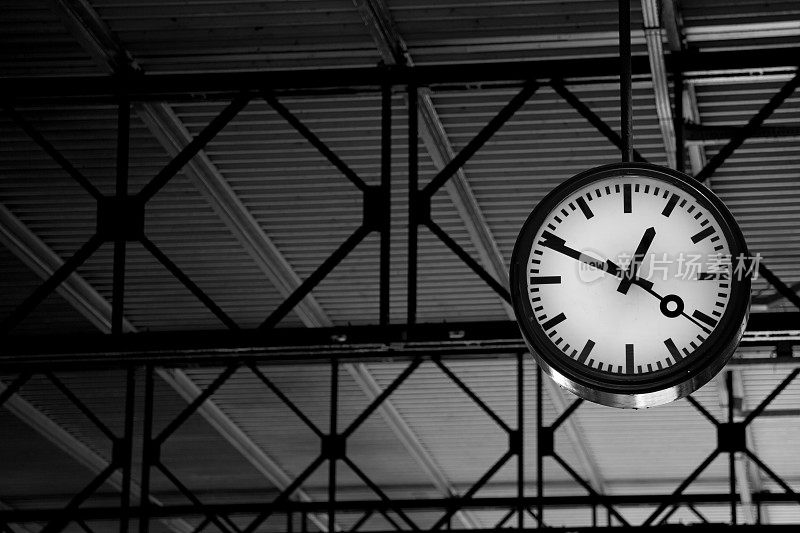 一张火车站钟的黑白照片