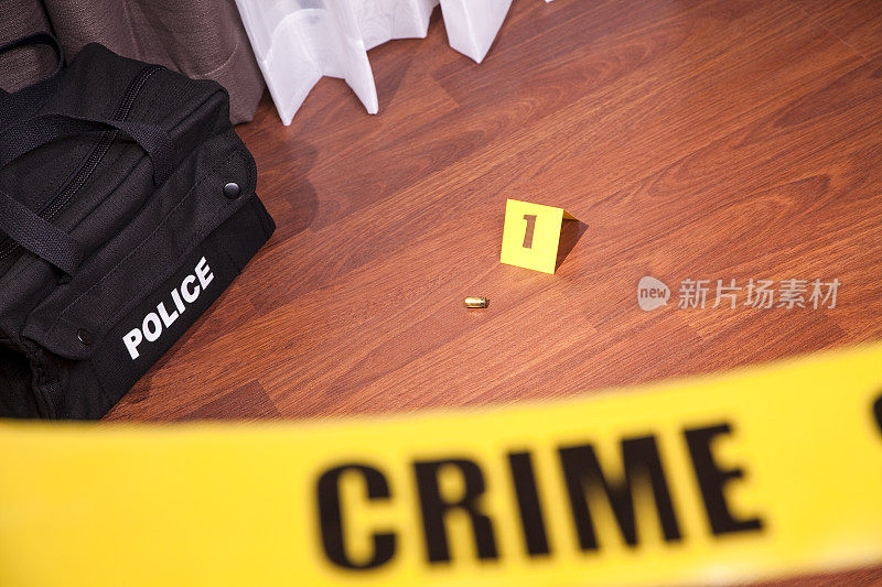 法律:犯罪现场，警戒线，子弹，证据标记，警用袋。