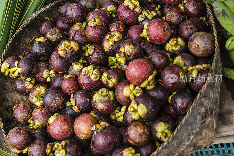 巴厘岛传统街头市场出售的山竹热带水果