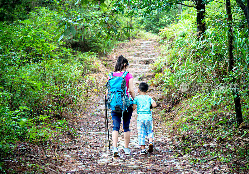 母子在森林里徒步旅行