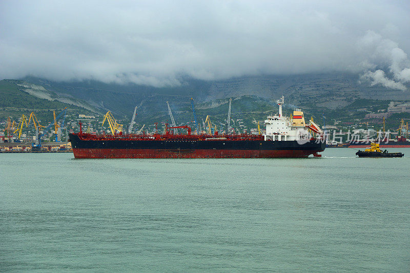 油船利用拖船进入港口