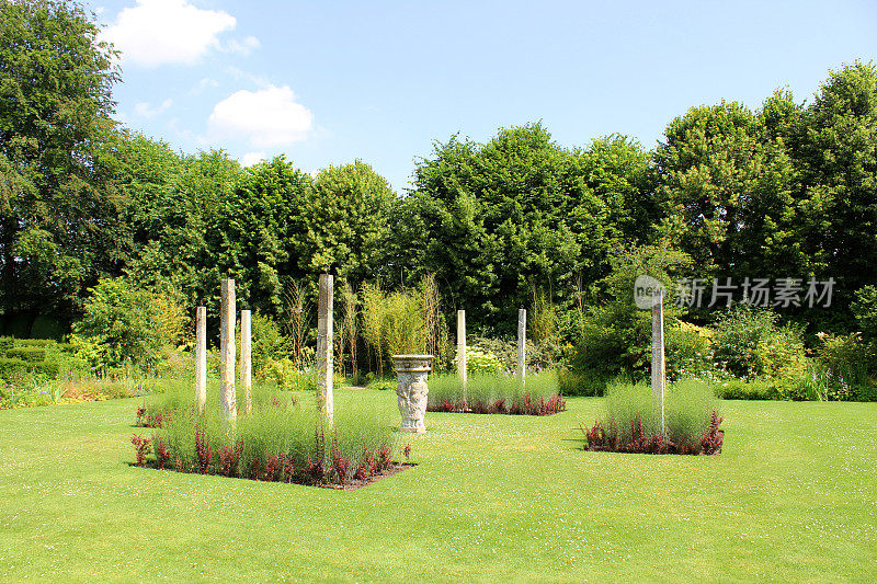 正式的花园，绿色的草坪与花的边界，小檗，石柱