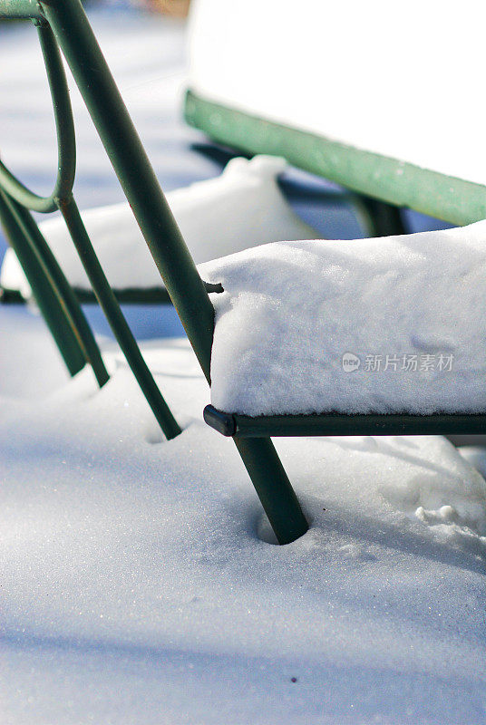 庭院家具埋在雪中