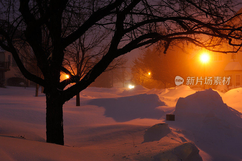 宾夕法尼亚州社区在冬季暴风雪的夜晚