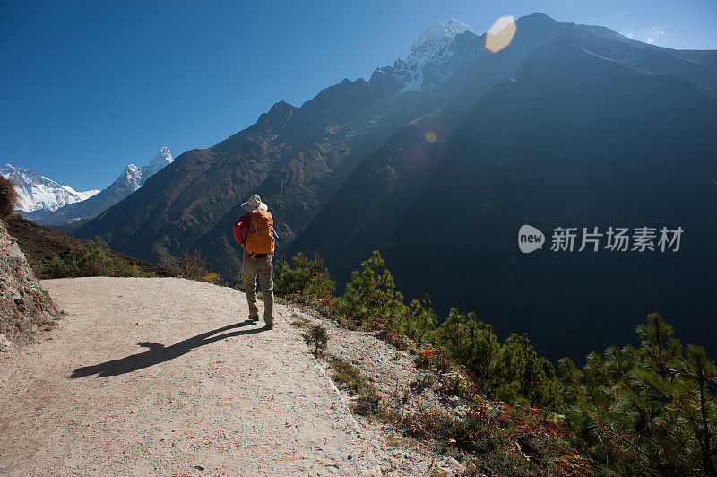 在喜马拉雅山徒步旅行的女背包客