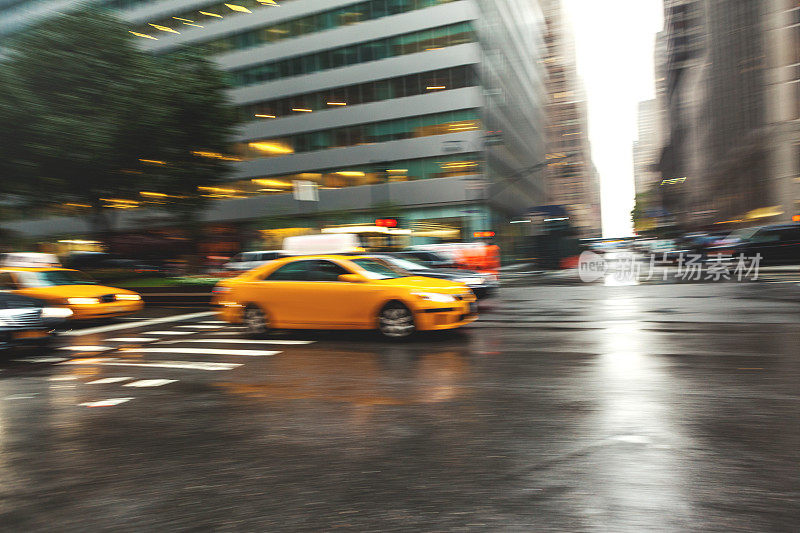 出租车在纽约市中心疾驰
