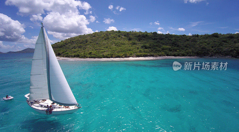 一艘单桅帆船在加勒比海航行的鸟瞰图