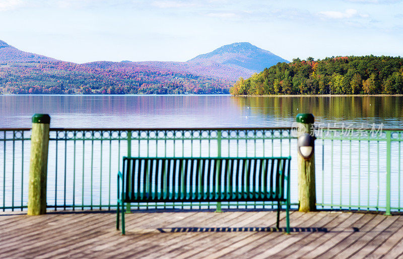 新英格兰湖在秋天与长凳在前面全景