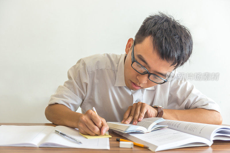 刻苦学习的学生在图书馆专心做作业