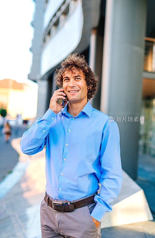 微笑的商人使用智能手机进行更好的沟通