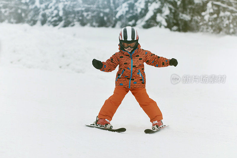 小男孩在冬天滑雪