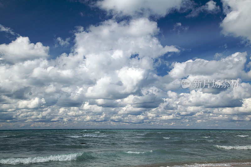 休伦湖上空的云朵