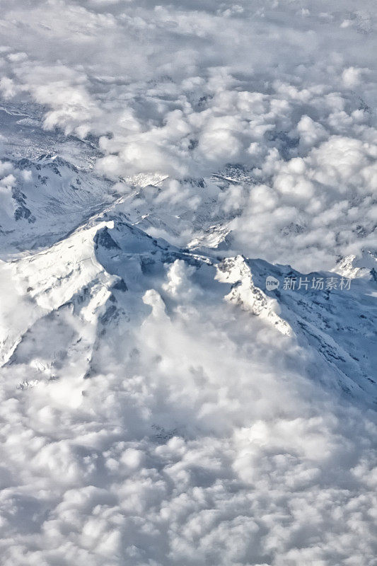 白雪皑皑的阿拉斯加山顶