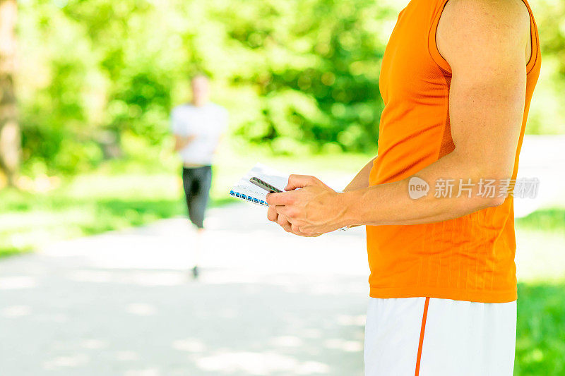 教练为年轻女子短跑运动员计时