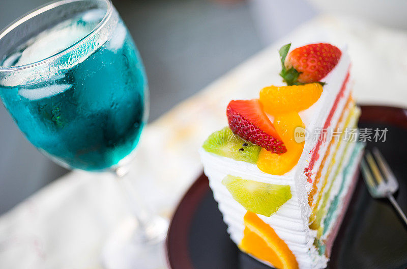 彩虹蛋糕配蓝色苏打水