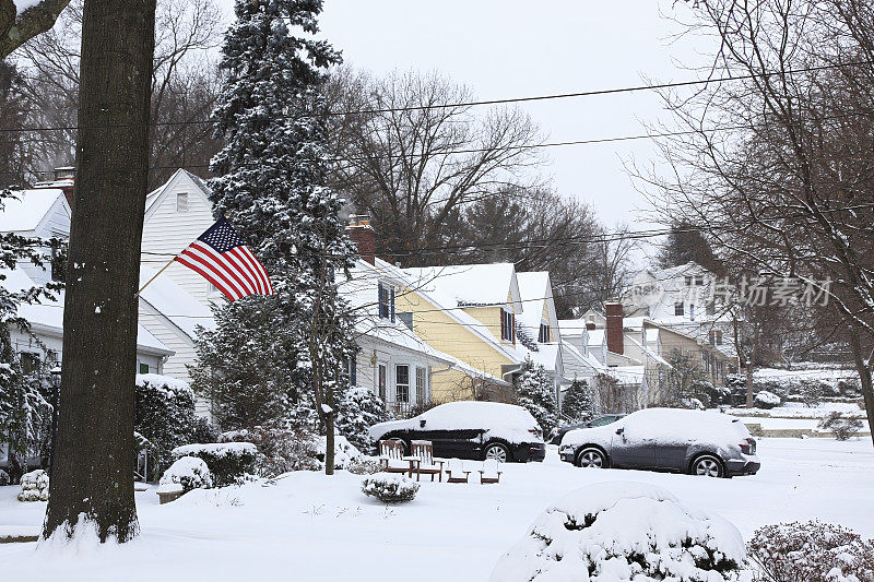 冬季城市街景与美国国旗