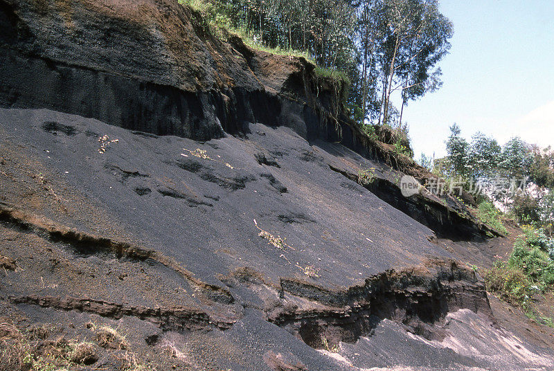 暴露的熔岩火山渣锥附近，卢旺达，非洲