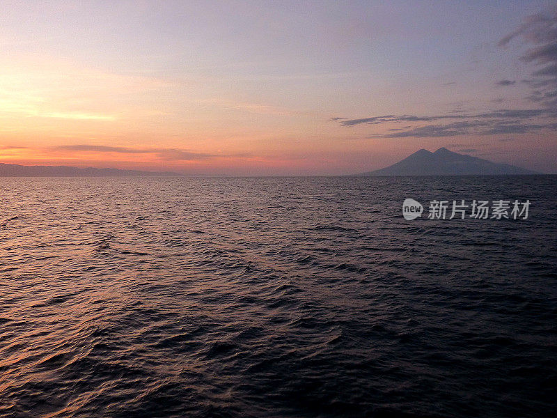 日落海景，三江阿皮火山-印度尼西亚