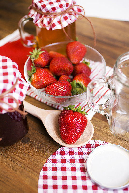 自制果酱，罐装果冻。草莓。