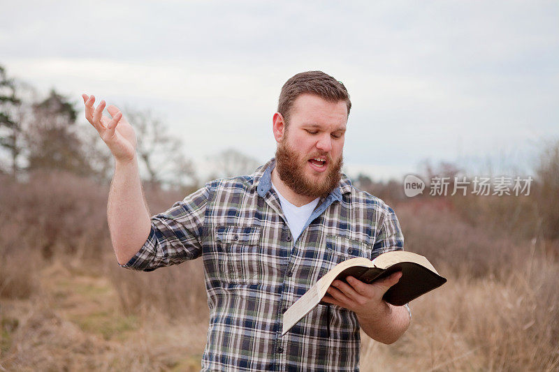 年轻的传教士拿着圣经