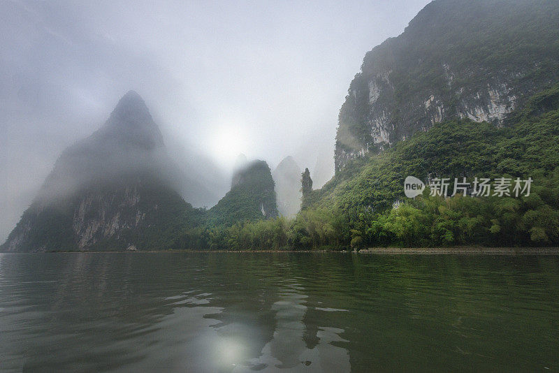 清晨乘船游览漓江，中国桂林的喀斯特风光