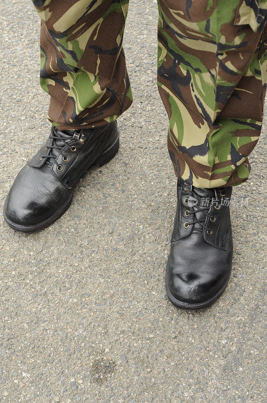 军队的靴子。
