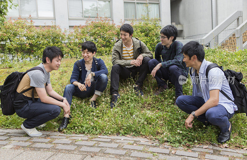 日本学生与朋友同学在日本京都