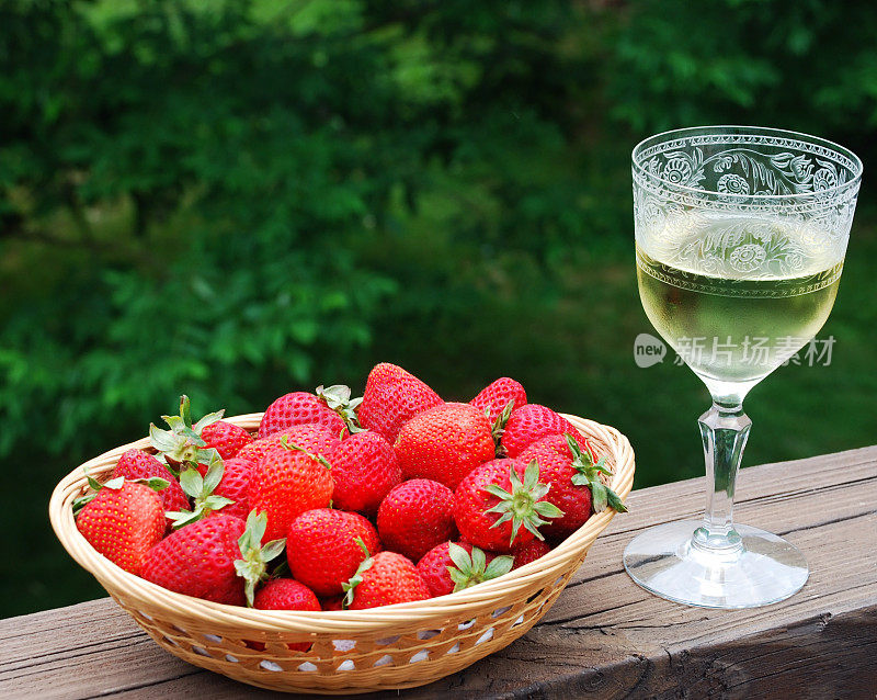 白葡萄酒和草莓