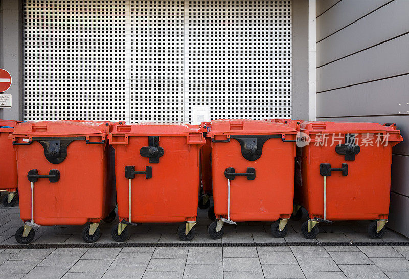 一排红色的现代垃圾容器