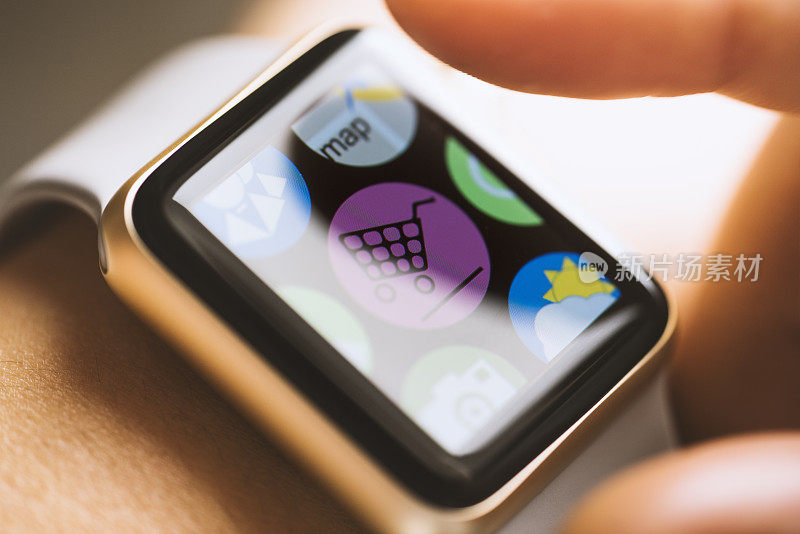 智能手表触摸屏上的在线购物应用程序