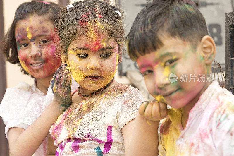 三个小孩庆祝胡里节