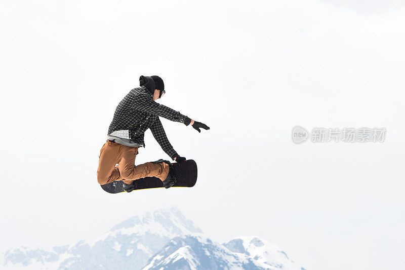 免费滑雪板在半空中表演抓斗