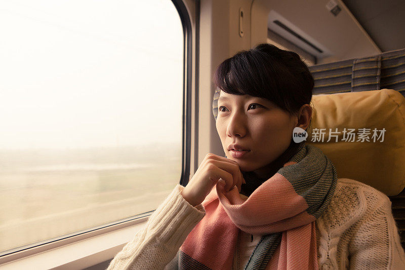 年轻的亚洲妇女乘火车旅行